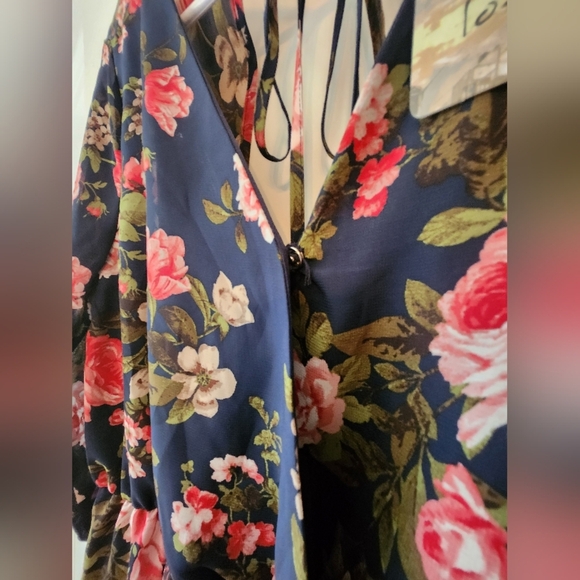 LOVE J Floral Shorts Romper Sz Small NWT - Picture 3 of 6